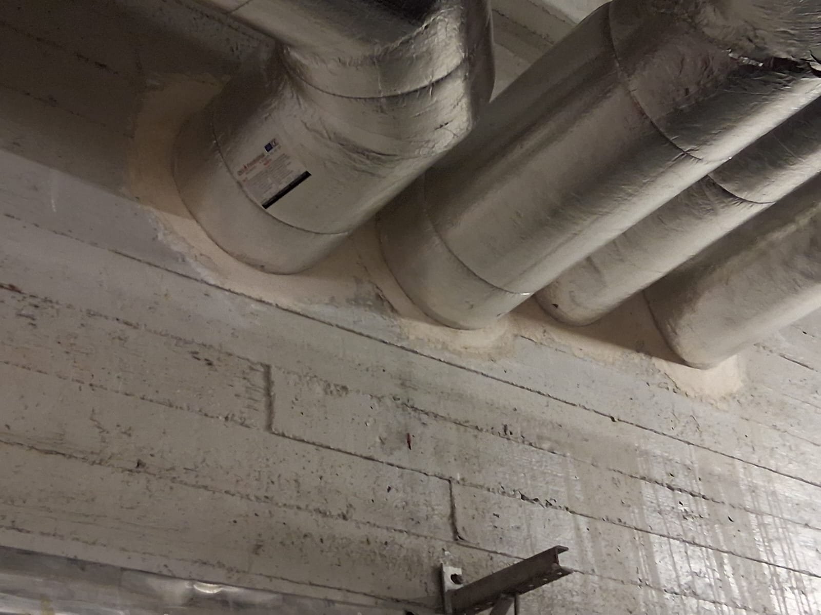 Putkiläpivientien palokatko betonirakenteessa